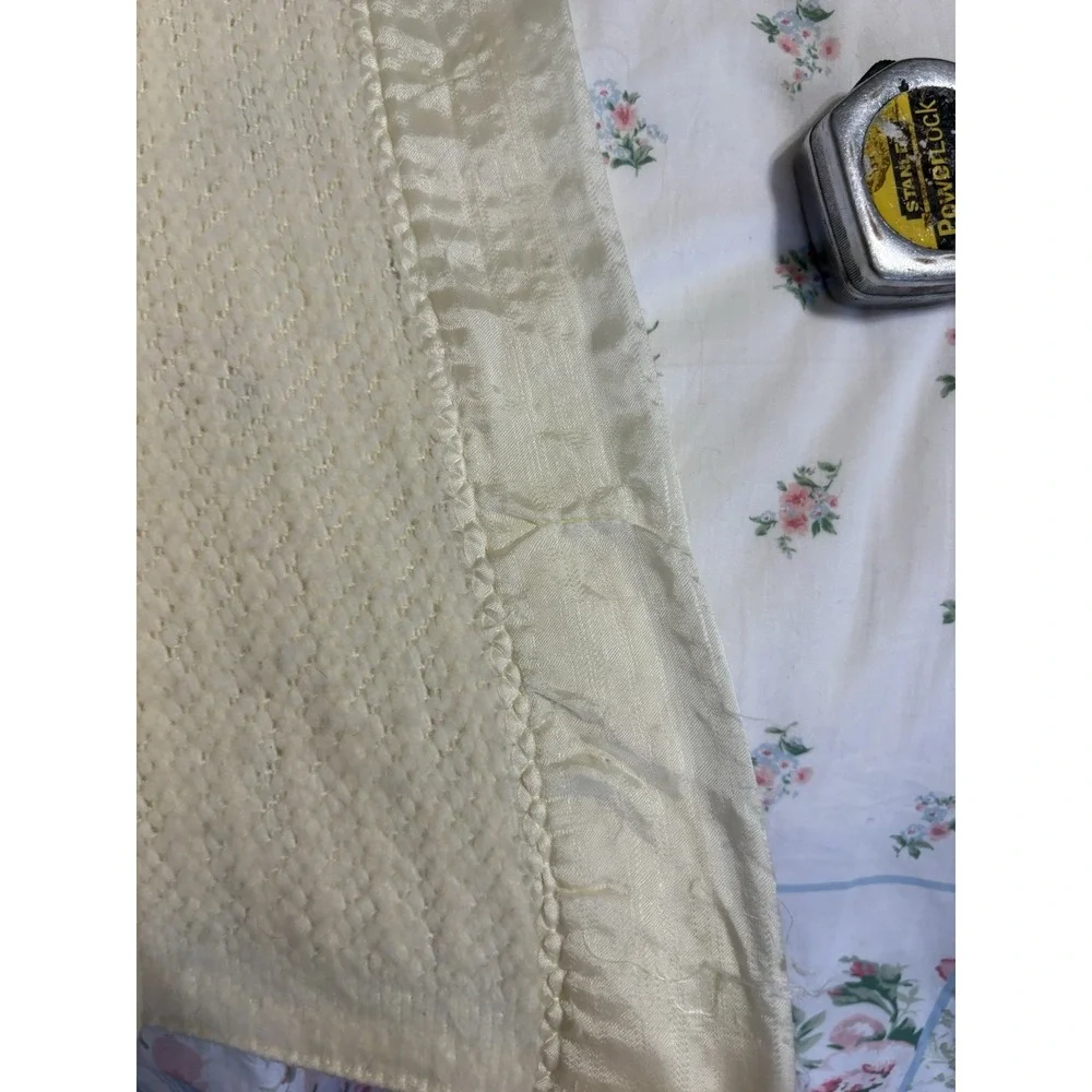 Vintage‎ Medium Creme Blanket Acrylic Satin Trim Made in USA 88